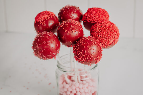 cake pops red close up