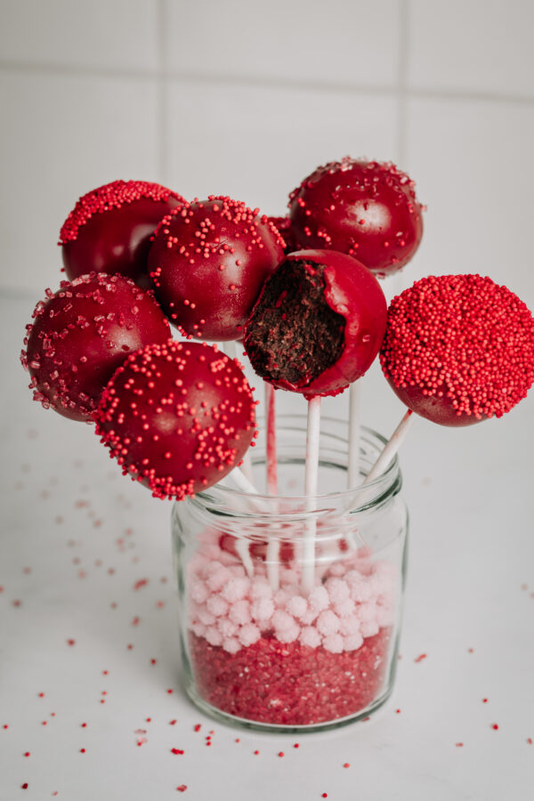 cake pops bite red